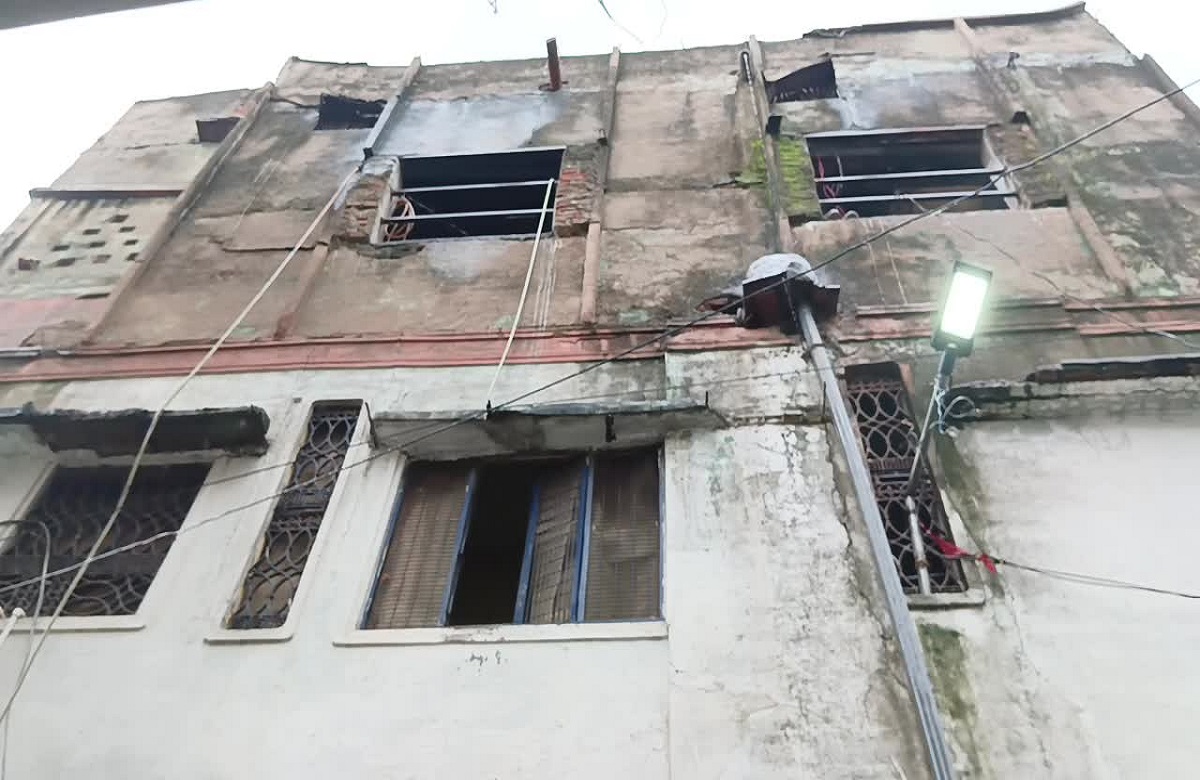 Katni News: खिड़की से झांक रही मौत…. किसी भी वक्त दफन हो सकती है जिंदगी ! जानिए क्या है माजरा