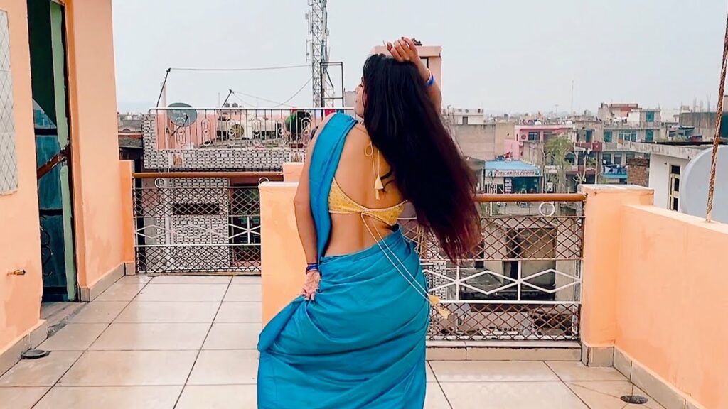 Haryanvi Song: 'लास्ट पेग' पर नीलू मौर्या ने नीली साड़ी में मचाया कहर,'थारी भाभी होवे नाराज मने रे पीनी छोड़ दी'