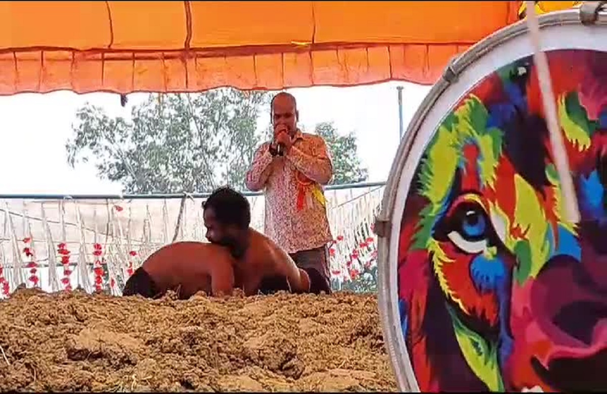 नाग पंचमी के अवसर पर यहां होता है खास आयोजन, अपनी ताकत का परिचय देते हैं युवा पहलवान