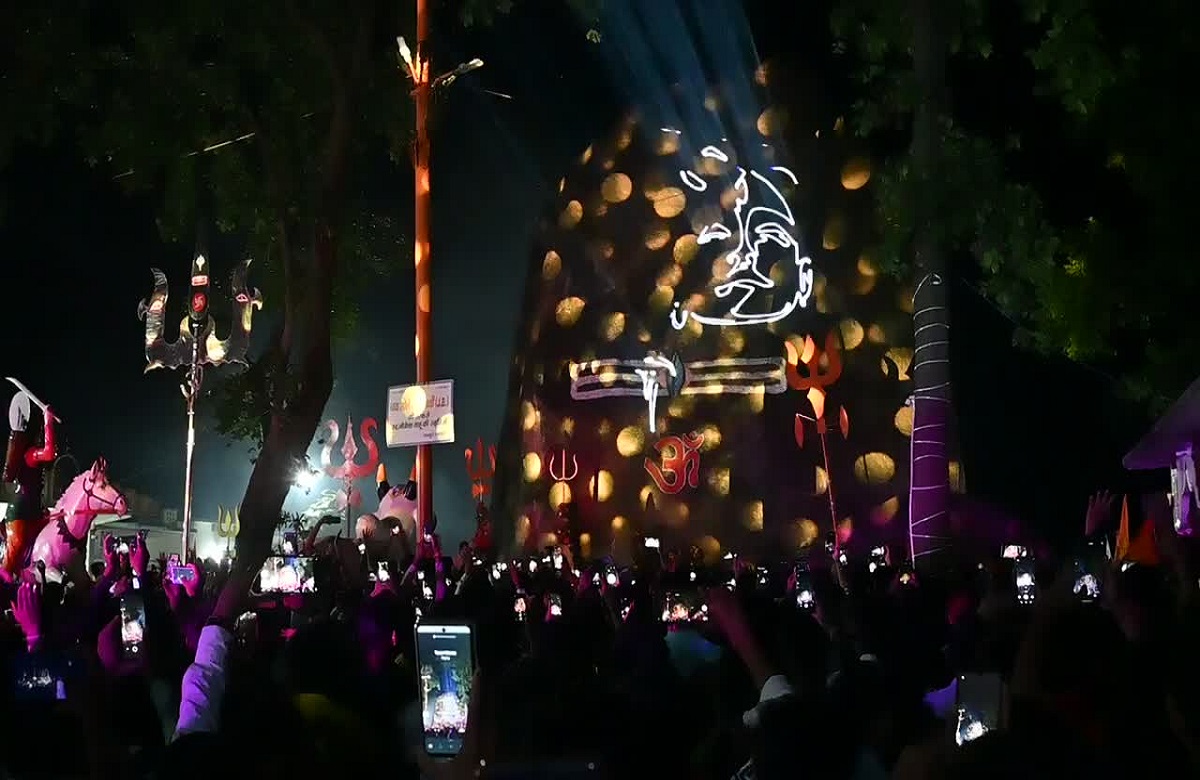 Bhuteshwar Mahadev: भूतेश्वर महादेव में दिखा अद्भुत नजारा, विशाल शिवलिंग के ऊपर लेजर लाइट से उकेरी गई भोलेनाथ की आकृति