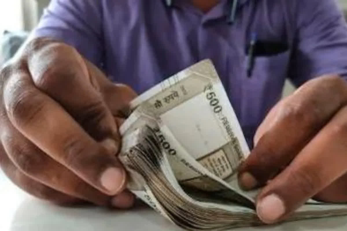 8th Pay Commission Pay Matrix: महंगाई भत्ते में बढ़ोतरी को लेकर आया बड़ा अपडेट, 12000 रुपए से ज्यादा बढ़ेगी सैलरी!
