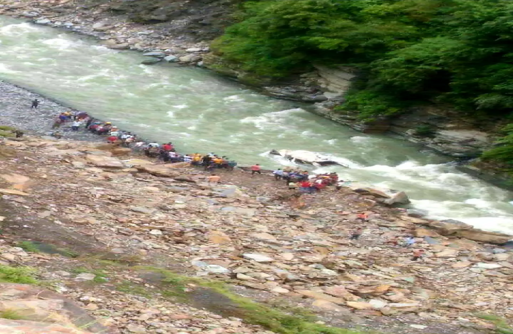 Police jeep falls into river in Himachal's Chamba