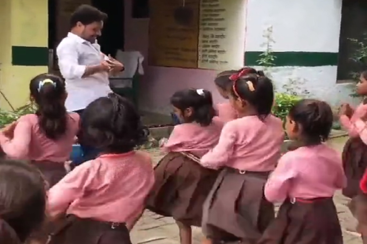 Dancing Class Viral Video: इस टीचर के डांस सीखाने का अंदाज देखकर आप भी कहेंगे ‘वाह वाह’.. वायरल हो रहा वीडियो