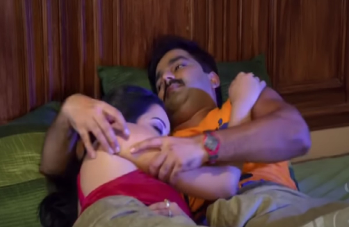 Akshara Singh Hot Video: पवन सिंह के साथ ऐसा काम कर रही थी अक्षरा सिंह, धोखे से लीक हुआ ये पुराना वीडियो, मचा बवाल