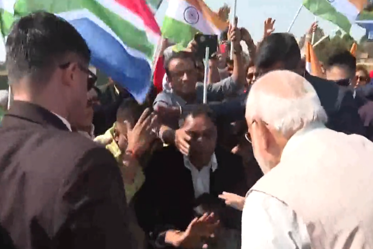 BRICS Summit 2023 VIDEO: जोहान्सबर्ग में प्रधानमंत्री मोदी का भव्य स्वागत, अपने नेता से हाथ मिलाने के लिए मशक्कत करते दिखे लोग, कुछ ने छुए पैर  