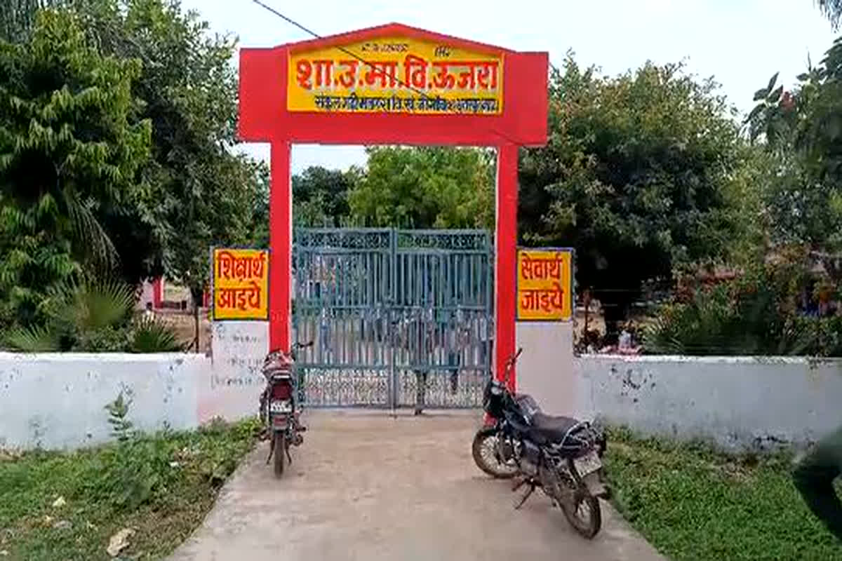 Chhatarpur News: कड़ा पर बवाल बड़ा! स्कूल में कड़ा पहनकर आया छात्र तो हुआ हंगामा, बजरंग दल ने दे डाली चेतावनी