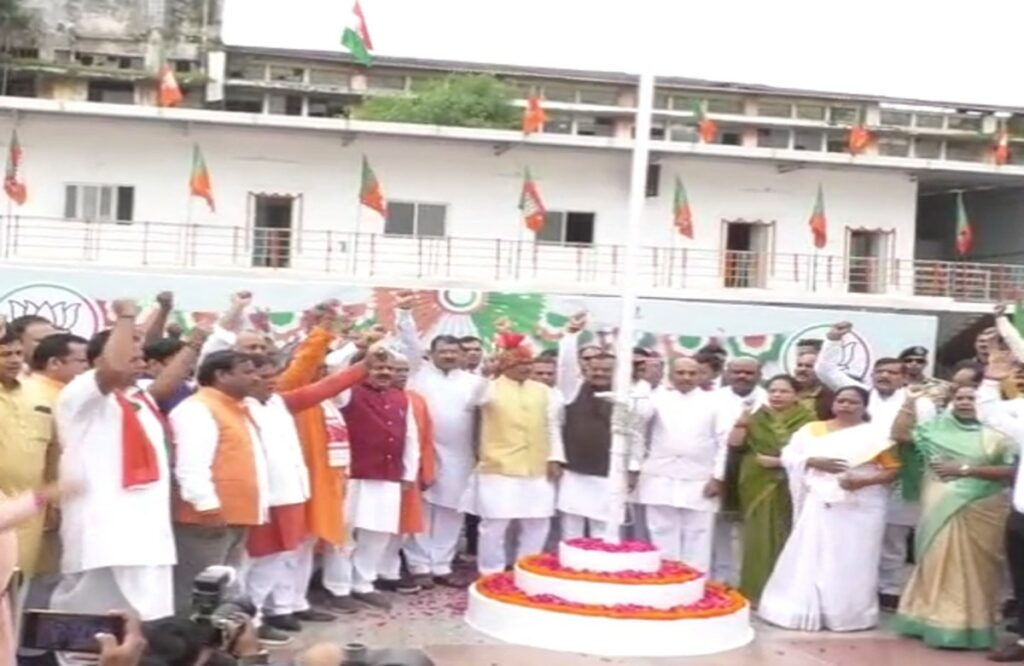 CM Shivraj hoisted the flag