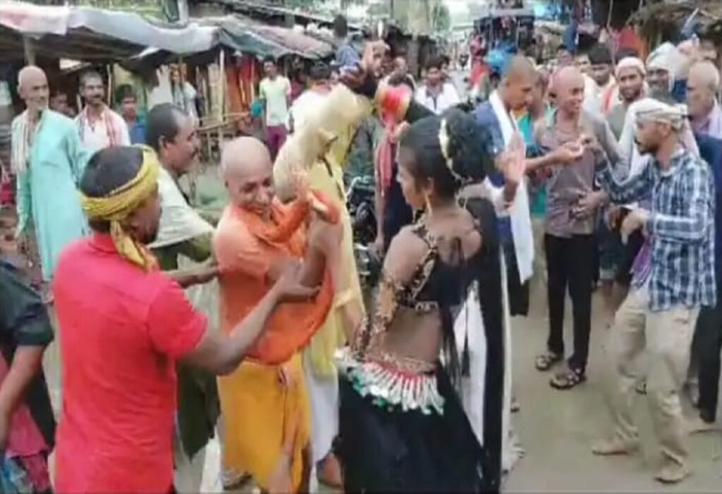 DJ aur Dancers ke Sath Antim Yatra