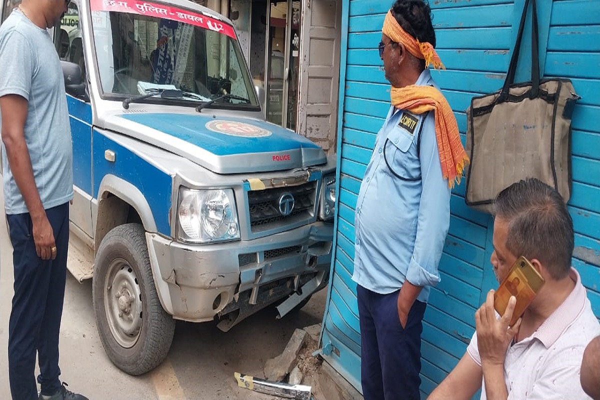 चोरों का बड़ा कारनामा.. उड़ा ले गए पुलिस का डायल 112 वाहन.. नहीं संभाल पाए स्टेयरिंग तो ठोंक दिया दीवार पर