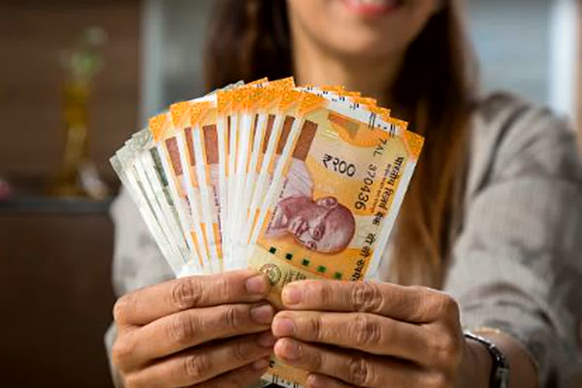 Griha Lakshmi Yojana: महिलाओँ को रक्षाबंधन पर बड़ा तोहफा देगी कांग्रेस सरकार, कर्नाटक के लिए रवाना हुए राहुल गांधी