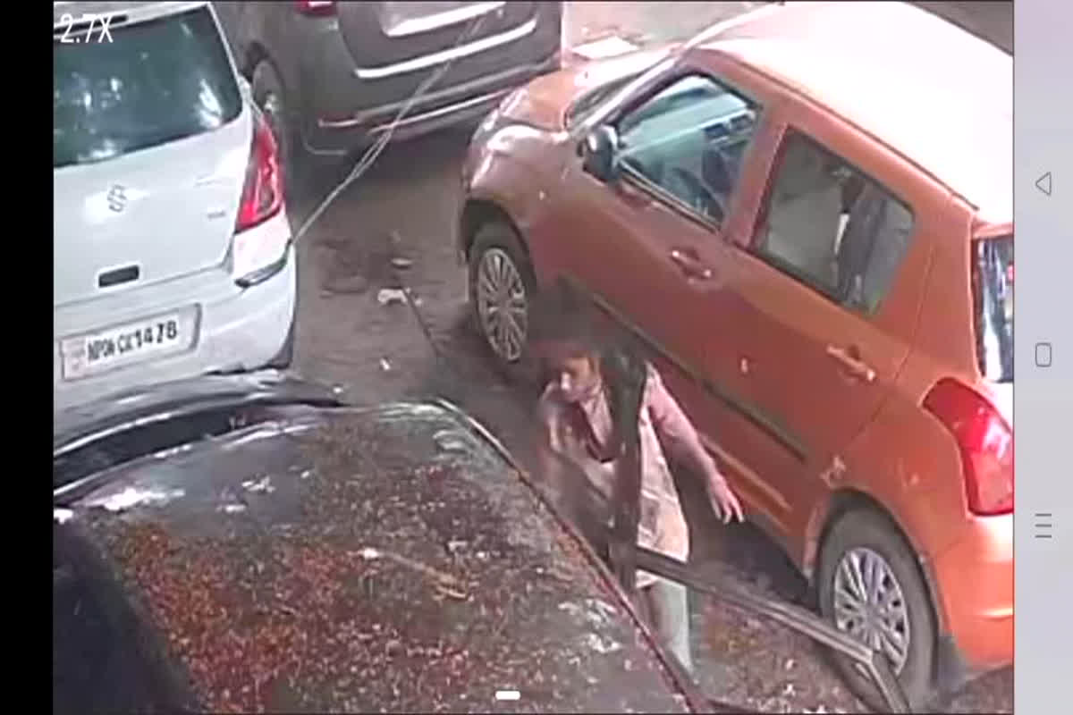 Gwalior News: दिनदहाड़े गैराज में घुसकर युवती ने चोरी की वारदात को दिया अंजाम, सीसीटीवी कैमरे में कैद हुई तस्वीरें