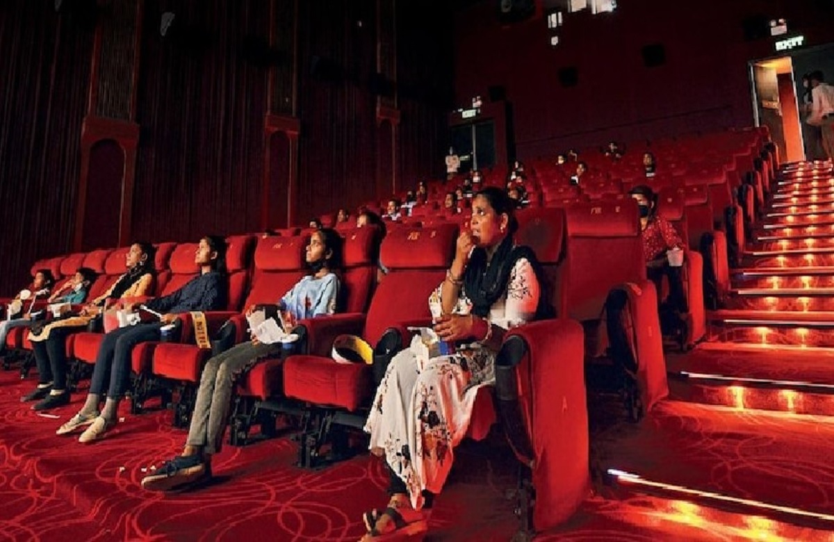 Gadar 2 Free Movie tickets: 15 अगस्त के मौके पर सिनेमाघरों पर फ्री में देखें ये फिल्में, नहीं देना होगा कोई पैसा, जिला प्रशासन ने जारी किया आदेश