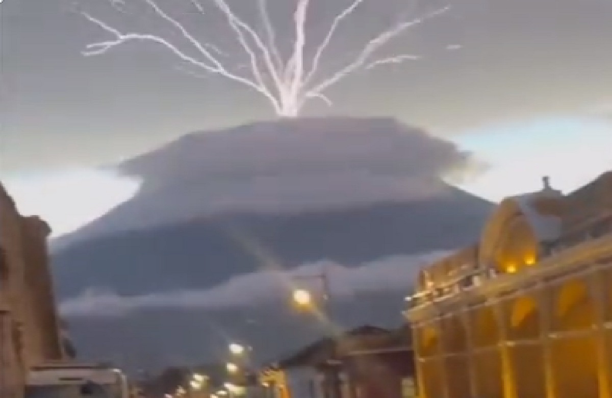 Guatemala volcano Video : ज्वालामुखी ने आसमान पर गिराई बिजली, रिवर्स लाइटनिंग का Video देख आप भी हो जाएंगे हैरान
