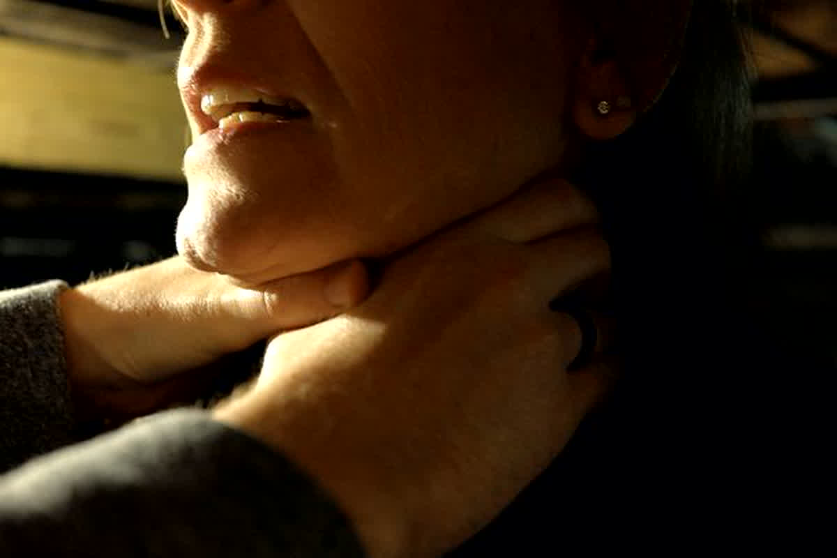 Honor Killing in UP: बेरहम मां-बाप…! अपनी ही बेटी का गला घोंटकर नदी में फेंका शव, दिल दहला देगी वजह