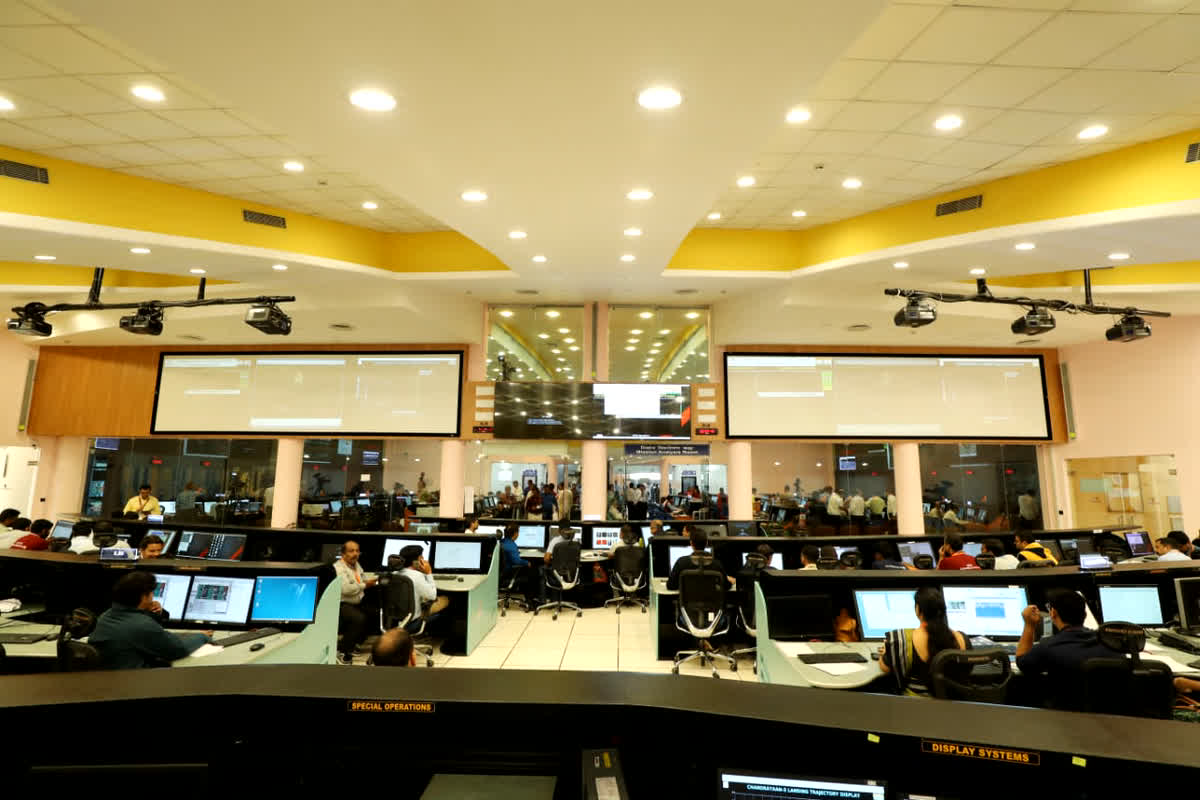 Chandrayaan 3 Landing Live : इतिहास रचने से बस एक कदम दूर है भारत, चंद्रयान 3 की लैंडिंग से पहले ऐसा है ISRO का माहौल