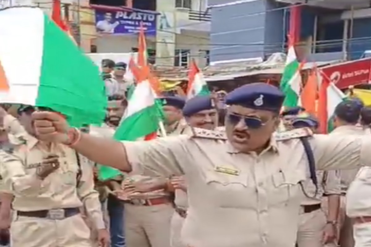 खून में है देशभक्ति…! हाथ में तिरंगा लेकर पुलिस अधिकारी ने देशभक्ति गाने पर किया शानदार डांस