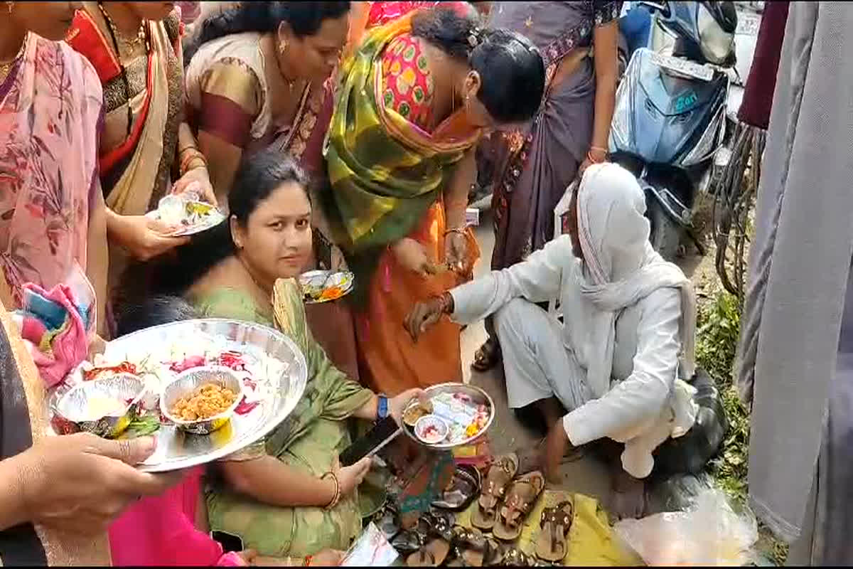 Betul News: मतदाता जागरूकता के लिए नगरपालिका ने की अनोखी पहल, व्यापारी बंधु और आमजनों को राखी बांध लिया मतदान करने का वचन