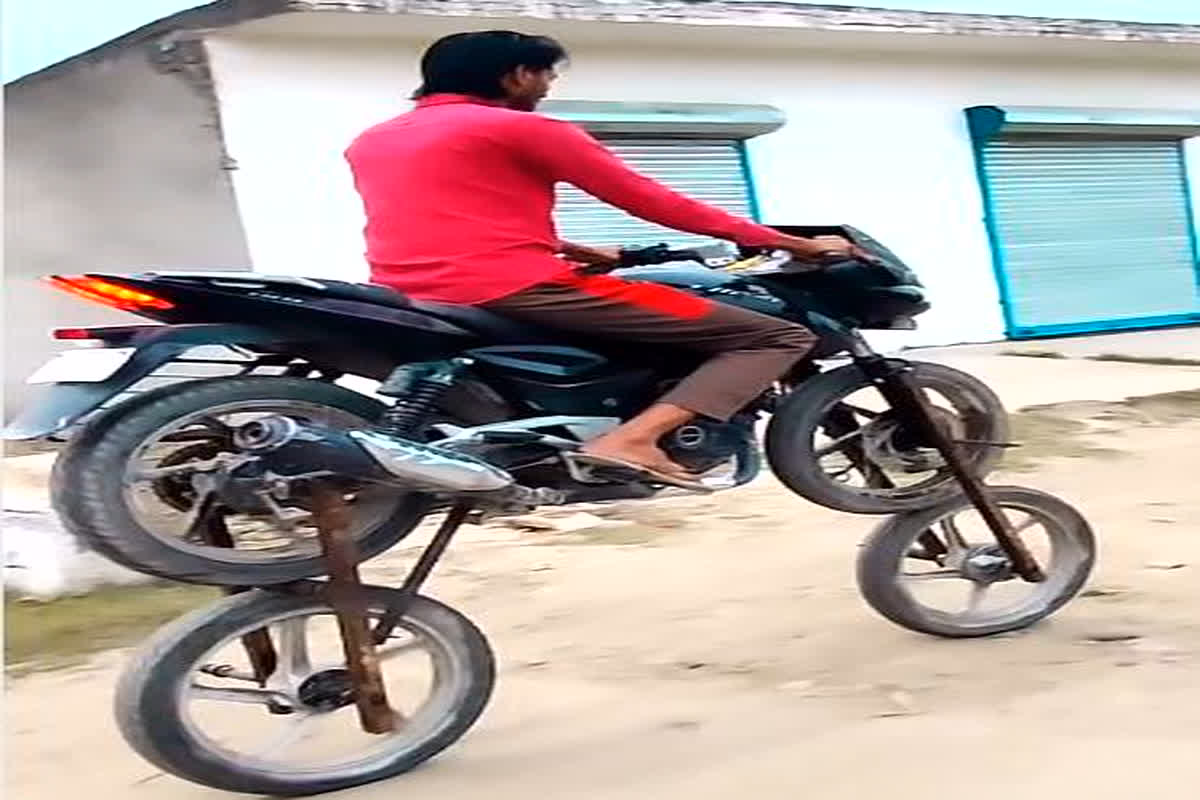 Viral Video News : युवक ने जुगाड़ से दोपहिया वाहन को बनाया चार पहिया, सोशल मीडिया पर वायरल हुआ वीडियो