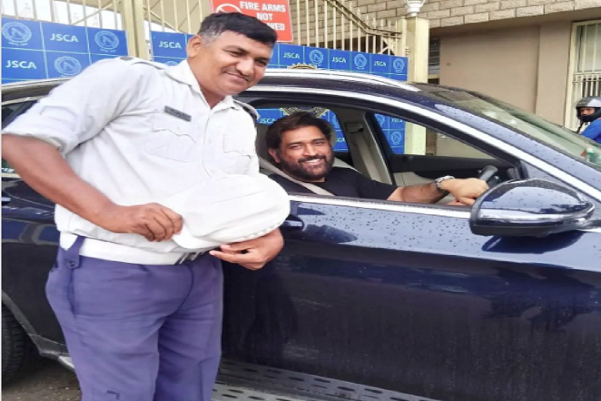 धोनी ने फिर दिखाया बड़ा दिल, अपने फैंस के लिए किया कुछ ऐसा कि जानकर रह जायेंगे हैरान, आप भी देखें ये शानदार Video..