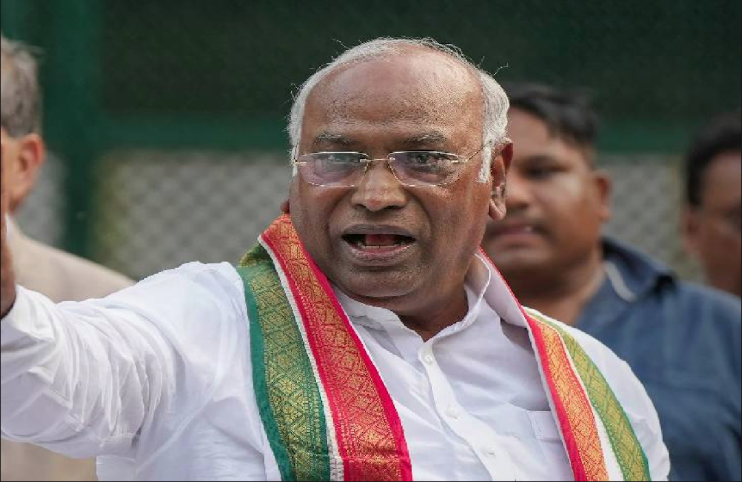 Mallikarjuna’s Statement on Gas Cylinder : ‘जब वोट लगे घटने, तो चुनावी तोहफ़े लगे बटने’..! गैस सिलेंडर सस्ता होते ही मल्लिकार्जुन खड़गे ने PM मोदी पर कसा तंज