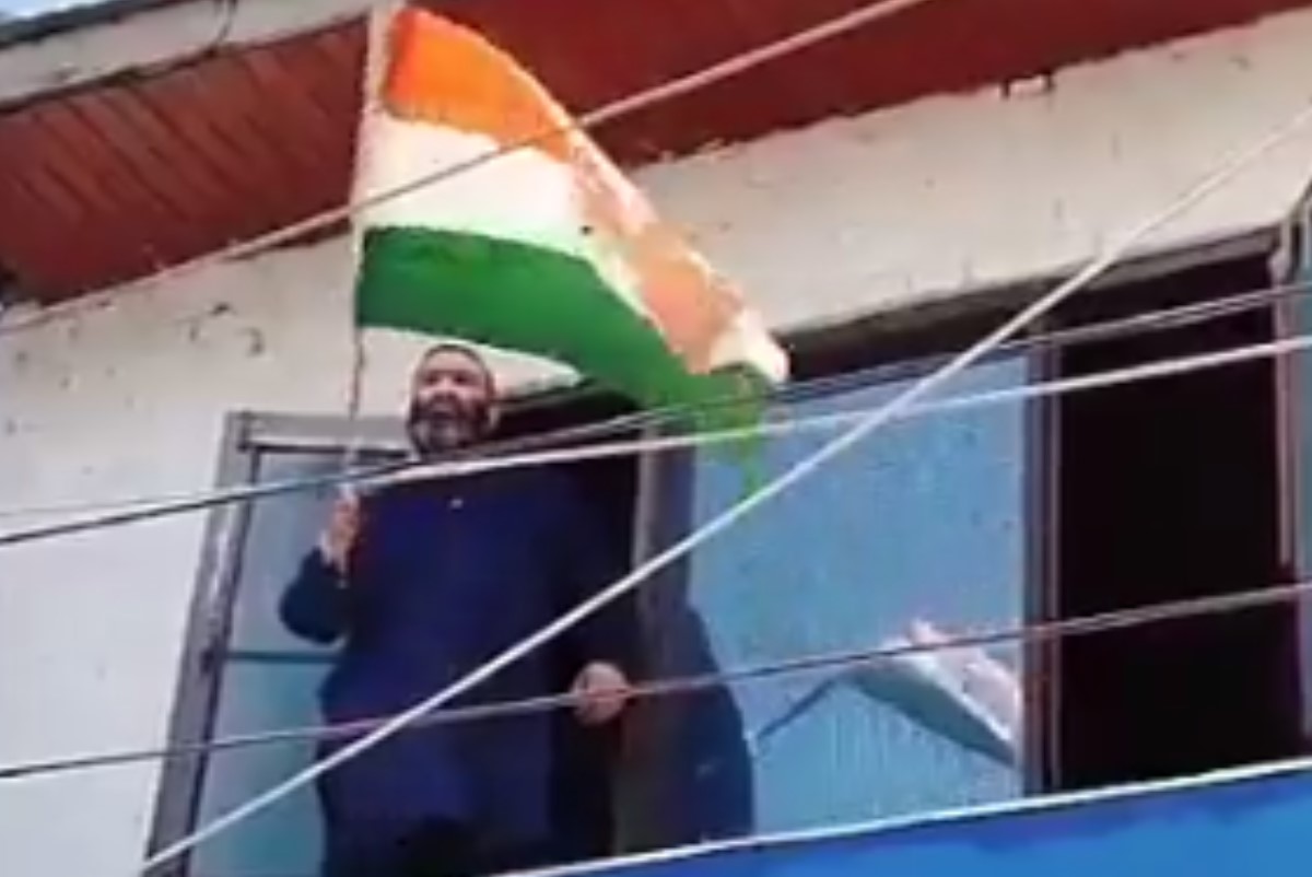 अब तो कश्मीर में आतंकवादी के भाई भी लहरा रहे ‘तिरंगा’, बताया 370 खत्म होने के बाद कितने बदले हालात, विपक्षी नेताओं को लग सकती है मिर्ची