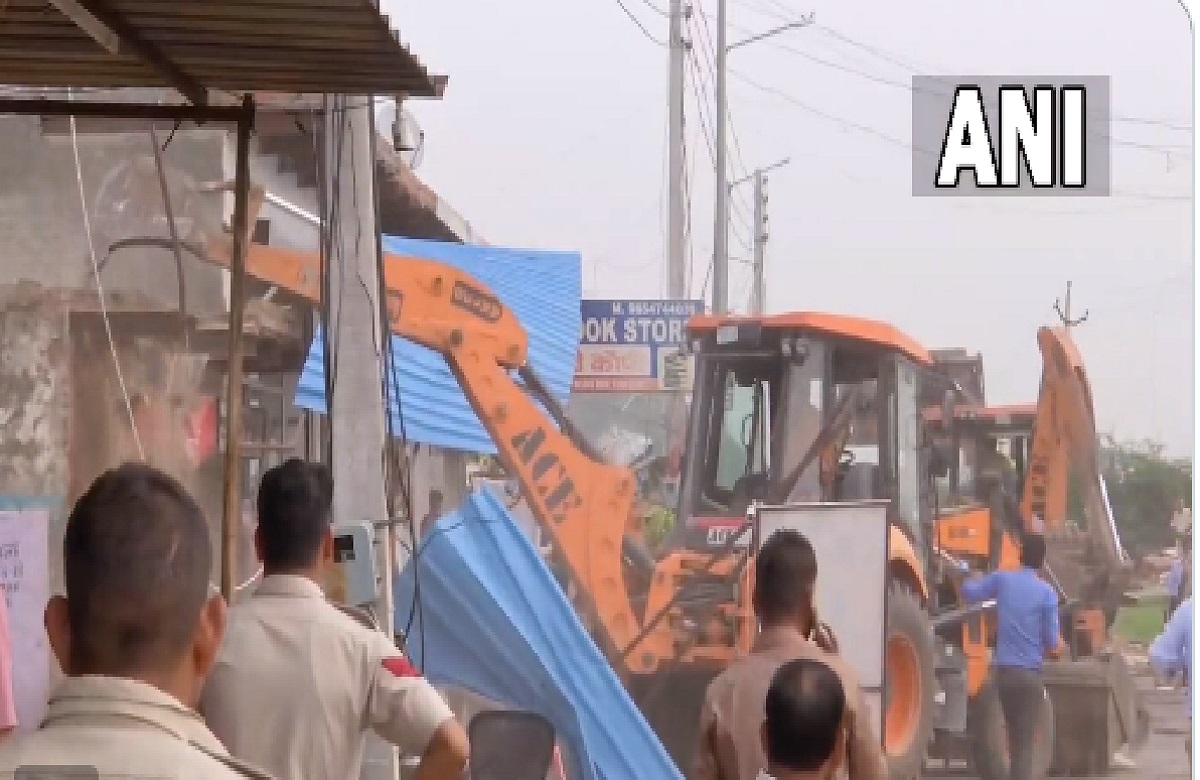 Haryana Nuh violence : नूंह में हिंसा के बाद चल रहा प्रशासन का बुलडोजर, तोड़ी गई अवैध कब्जा कर बनी दुकानें