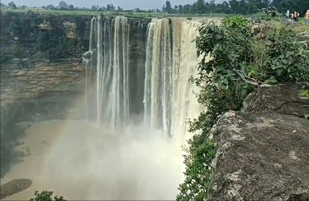 Panna News : प्रदेश के पहले कांच के पुल से निहार सकेंगे बृहस्पतिकुंड, पर्यटन के रूप में विकसित होगा जिला