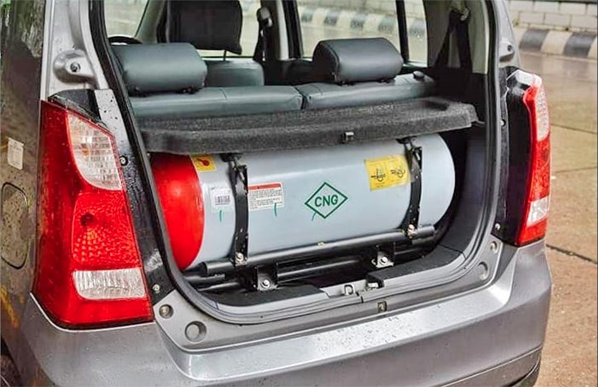 Petrol to CNG Car Conversion Cost: पेट्रोल की चिंता छोड़ कार में लगावाए CNG, जानें कितना आएगा खर्च और क्या है इसके फायदे-नुकसान