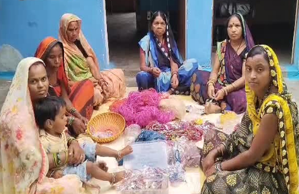 Janjgir News: नवाचार की नई शुरुआत, बिहान की महिलाओं ने बनाई साग-भाजी के रेशे से हर्बल राखी