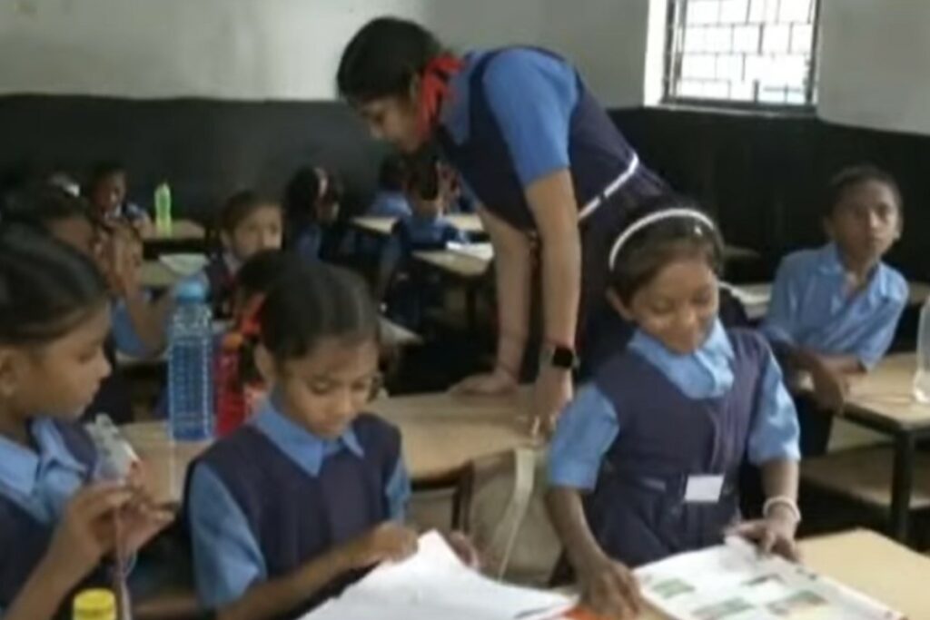 Lady Teacher Wear Shirt Skirt in School