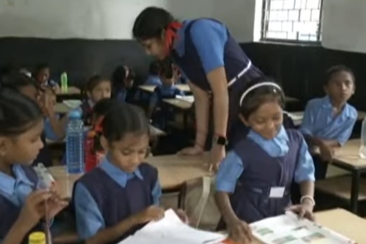 रायपुर की लेडी टीचर का अलग है Swag, बच्चों की तरह शर्ट और स्कर्ट पहनकर आती हैं स्कूल, बच्चे हैं बेहद खुश