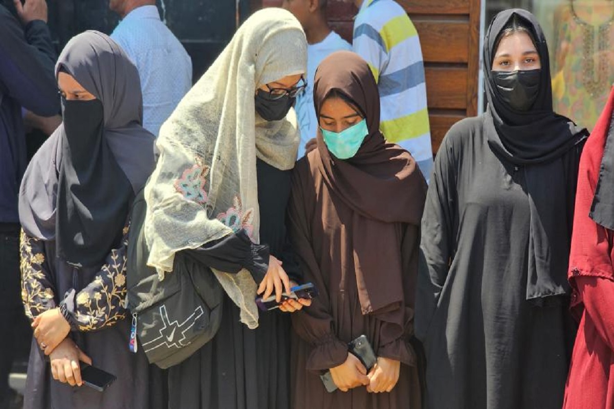 Restriction For Muslim Students: यहाँ मुस्लिम छात्राओं पर जारी है पाबंदिया.. बुर्के के बाद अब नहीं पहन पाएंगी अबाया