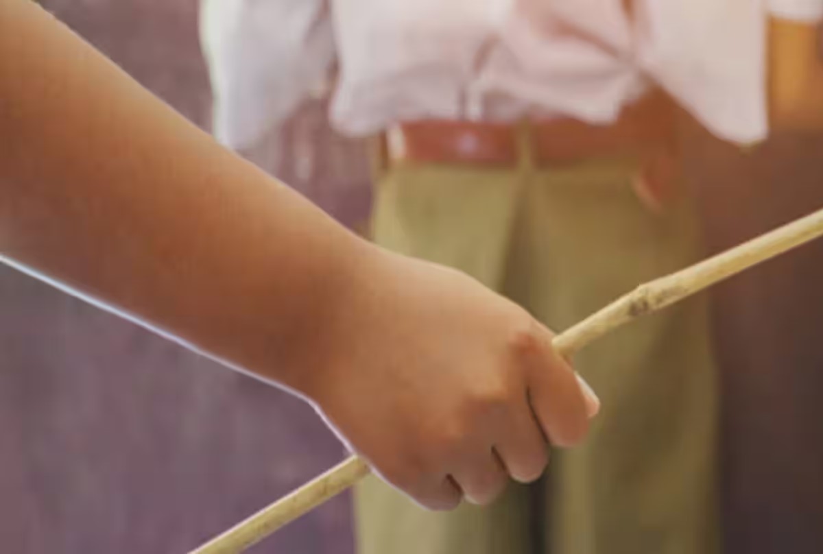 गलती करने पर शिक्षक ने छात्र के प्राइवेट पार्ट को छड़ी से मारा, ऐसी हो गई हालत कि गिर गया बेहोश होकर