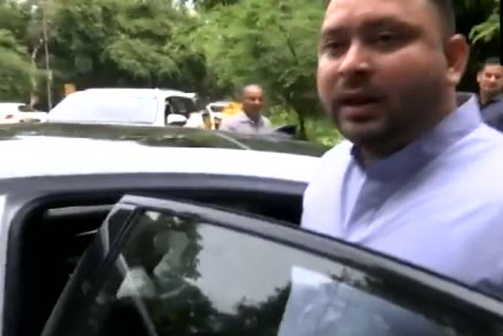 Tejashwi rides Gadkari's hydrogen car