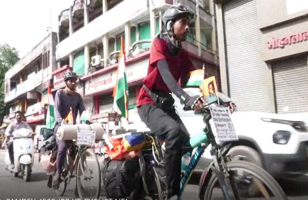 These 2 youths are roaming all over India by bicycle
