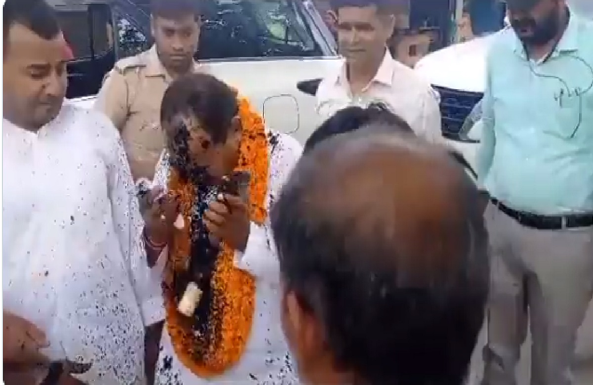 भाजपा प्रत्याशी पर युवक ने फेंकी स्याही, गार्ड्स के सामने से फरार हुआ युवक, देखें वीडियो