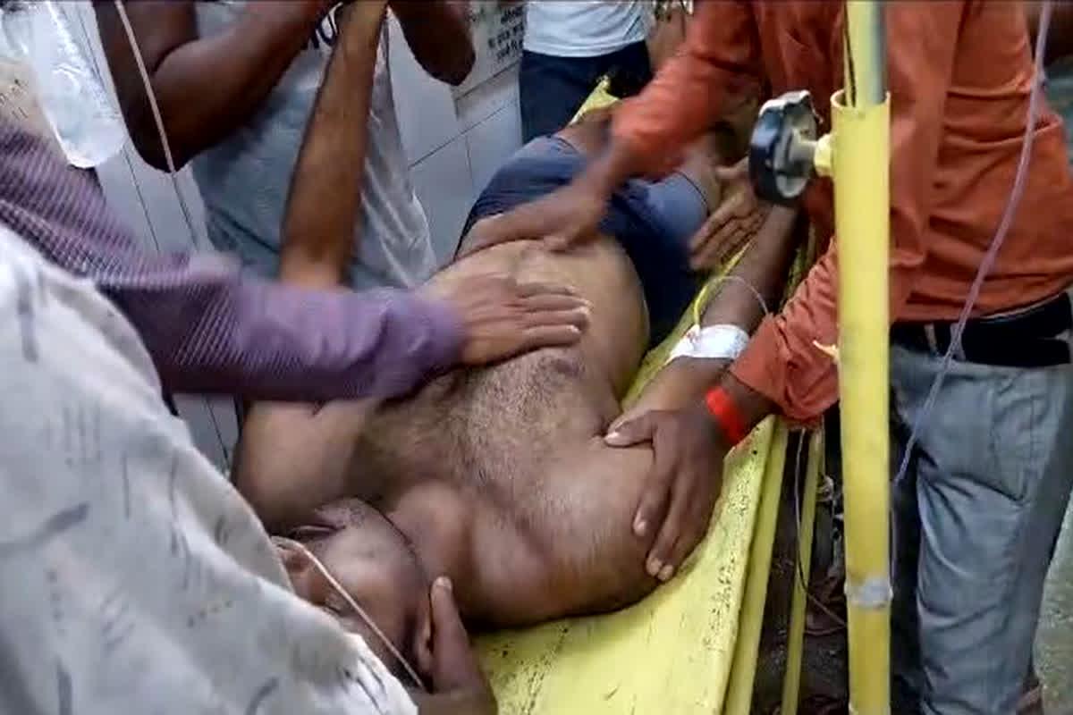 UP Kisan News: देखते ही देखते बेहोश होने लगे किसान, एक के बाद एक तीन की थम गई सांसें, जानिए क्या है पूरा माजरा