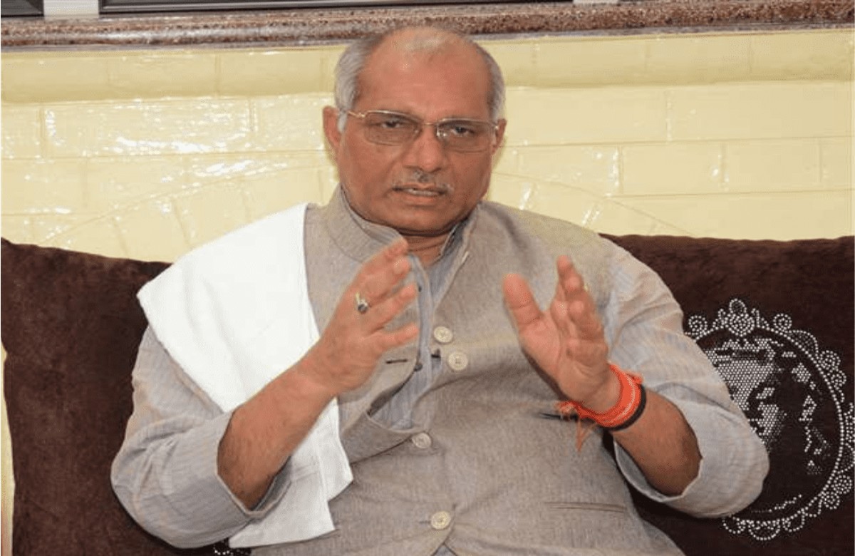 UP के मंत्री साहब ने दिव्यांगों के लिए बनी रैंप पर चढ़ा दी कार, यात्रियों में दिखा अफरा तफरी का माहौल, वीडियो जमकर हो रहा वायरल