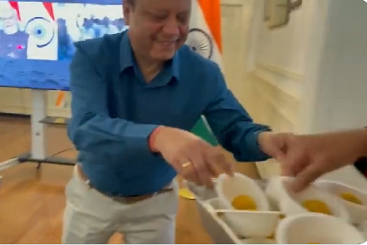 चाँद पर पहुंचा भारत तो अमेरिका में बांटे गए लड्डू… आपका भी दिल छू जाएगा ये Video..