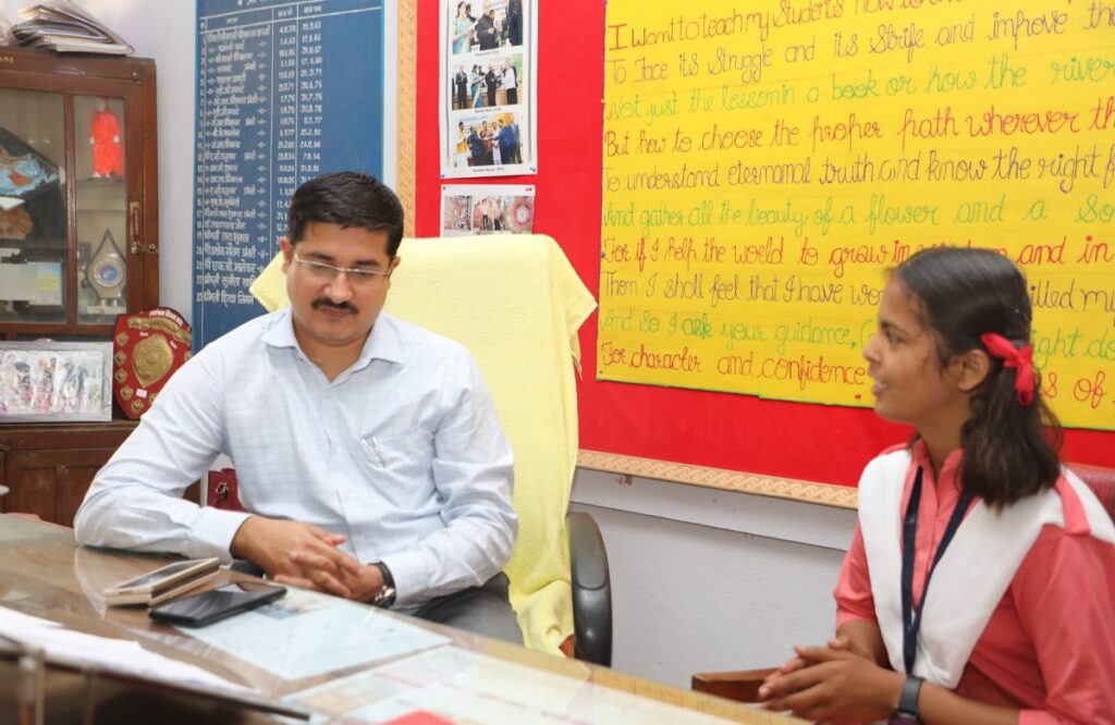 Government school student took interview of Dewas collector
