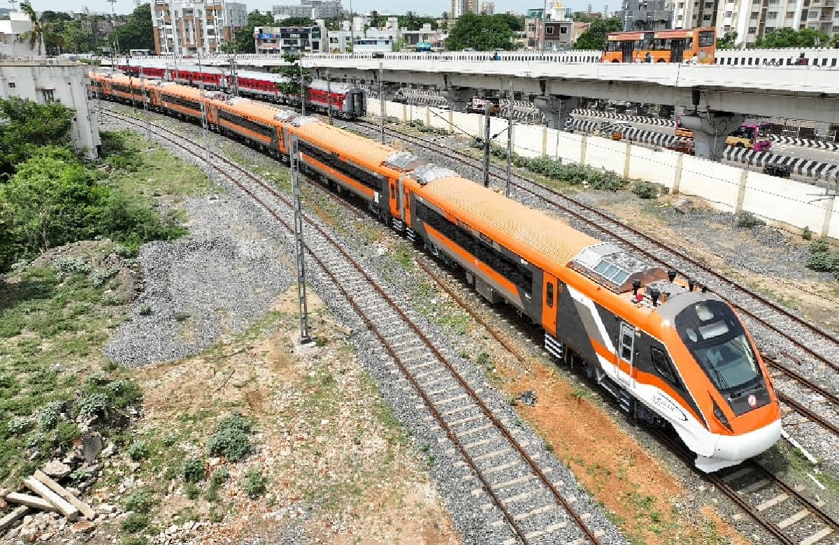 Vande Bharat : दिल्ली-वाराणसी के बीच आज से चलेगी दूसरी भगवा वंदे भारत, पीएम मोदी दिखाएंगे हरी झंडी..