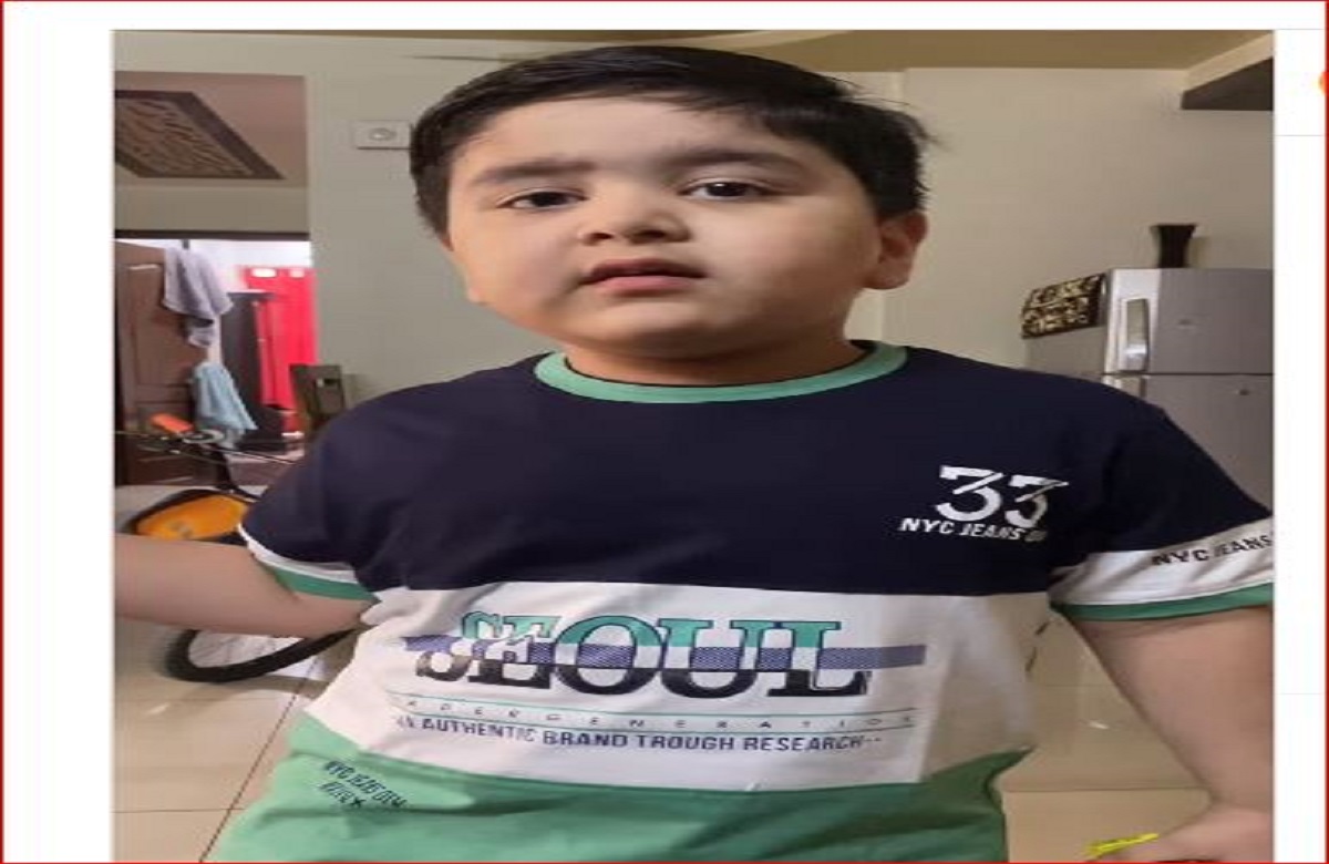 अपने ही पापा की क्लास ले रहा बच्चा, दे रहा झूठ बोलने की ट्रेनिंग, देखें VIDEO