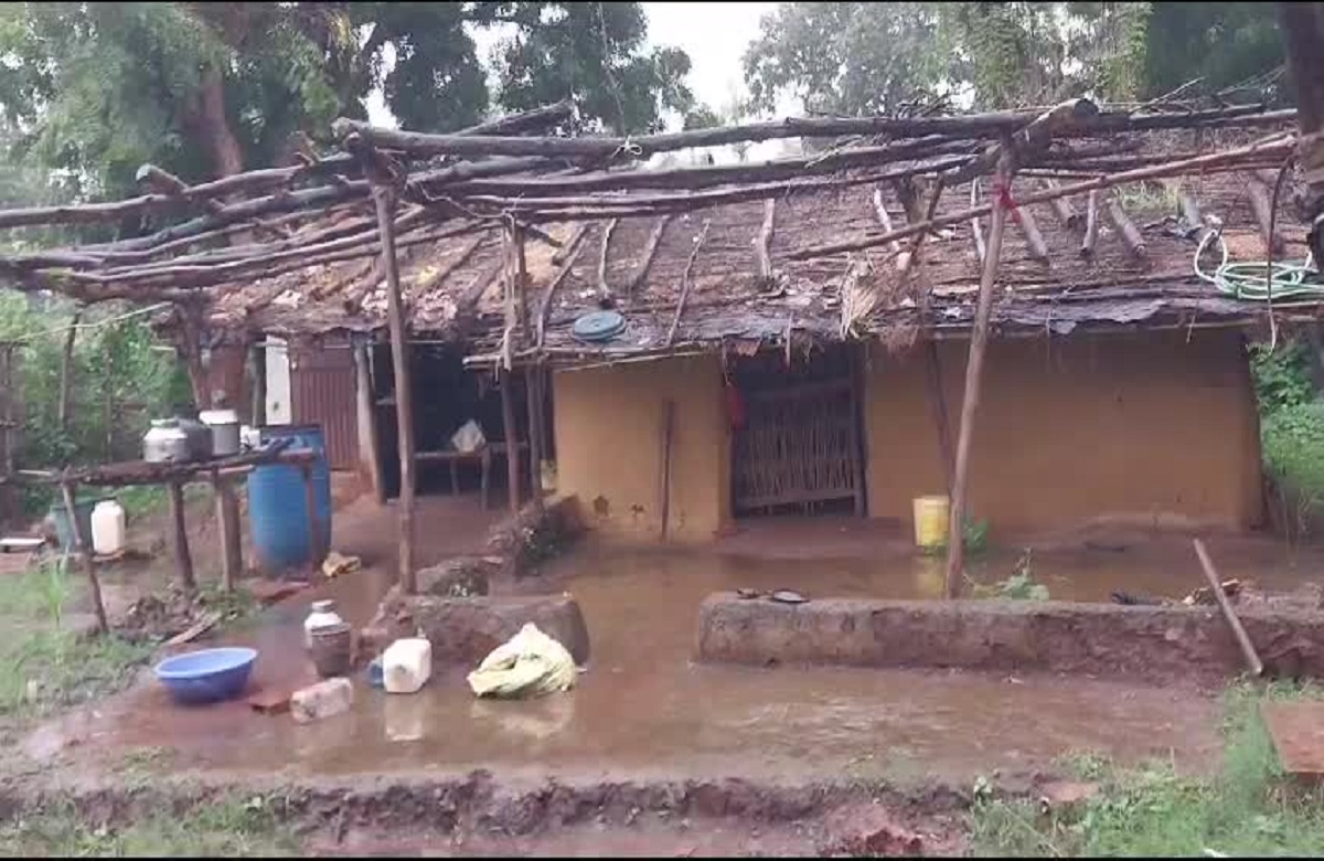 Harda News: आजादी के 75 साल बाद भी यहां ग्रामीणों को नहीं मिला पीएम आवास योजना का लाभ, मूलभूत सुविधाओं से भी हो रहे वंचित