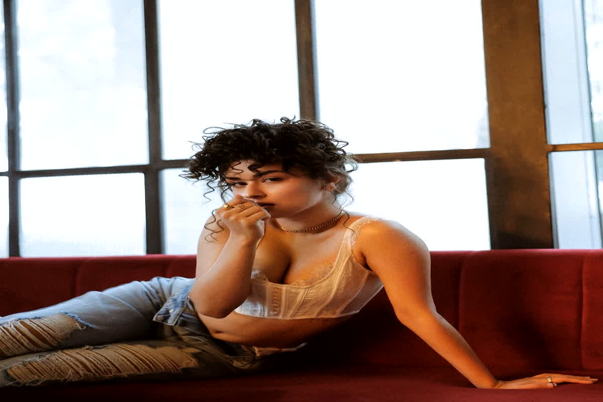 Avneet Kaur latest photoshoot: डीप नेक क्रॉप टॉप में हसीना ने दिए हद से ज्यादा सेक्सी पोज, तस्वीरें देख उड़े फैंस के होश