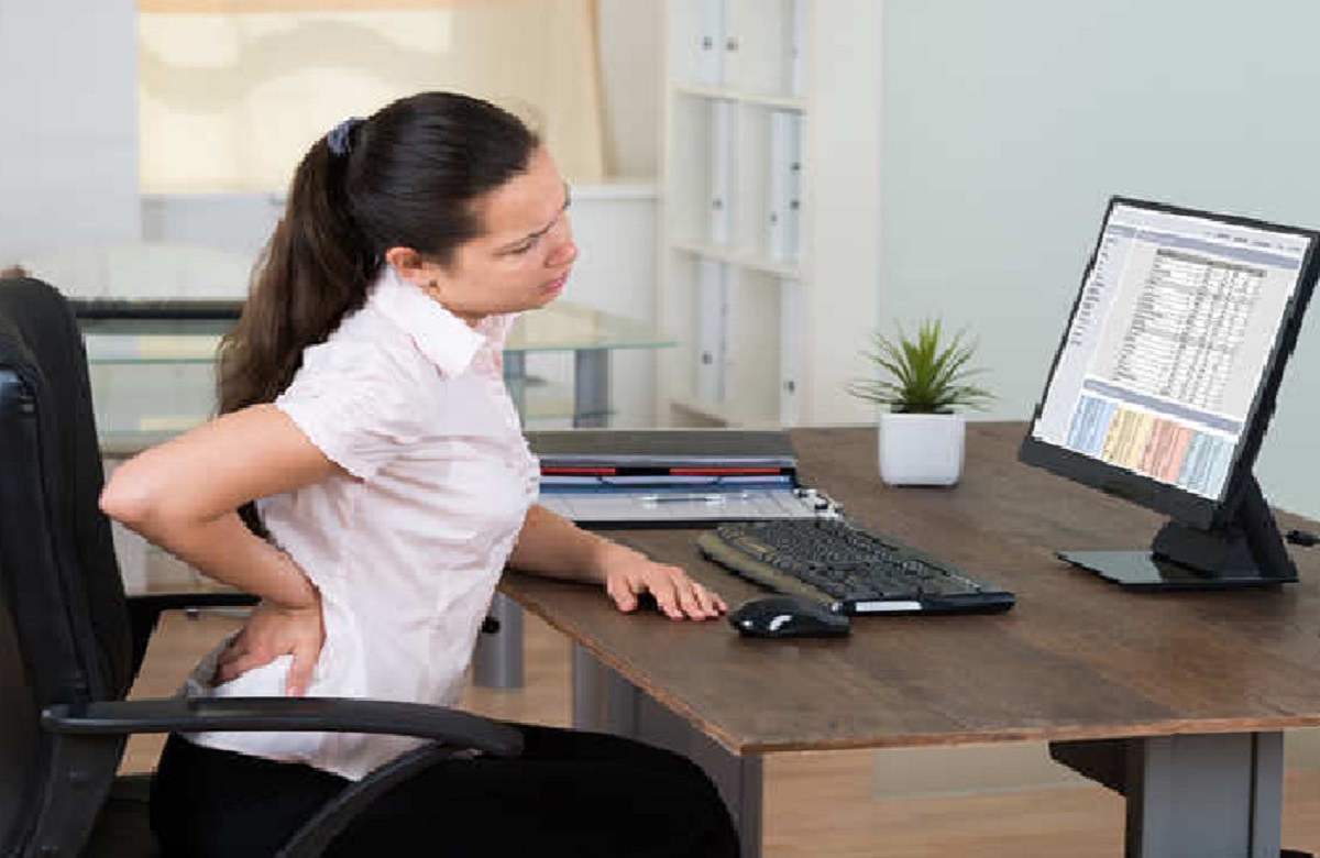 हो जाइए सावधान! एक जगह बैठने से हो सकती है ये परेशानियां, बढ़ता है बीमारियों का खतरा