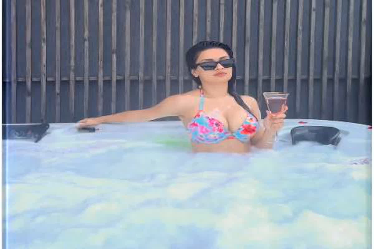 Avneet Kaur Sexy Video : Avneet Kaur ने फ्लोरल बिकिनी में शेयर किया बोल्ड वीडियो, मंत्रमुग्ध हुए फैंस
