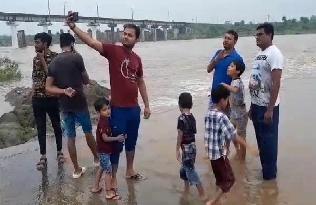 Balaghat News: उफान पर आई वैनगंगा नदी, बेरोक-टोक सेल्फी ले रहे लोग, नहीं है सुरक्षा के इंताम