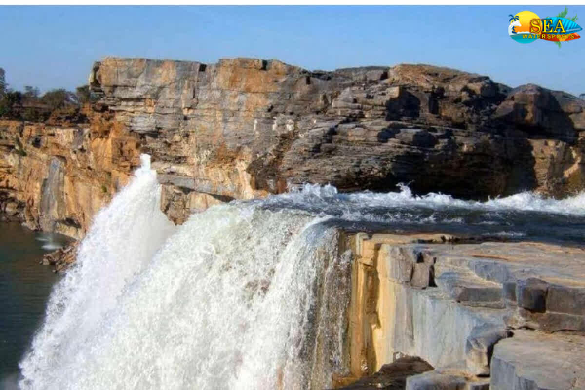 Charre-Marre waterfall: उबड़-खाबड़ चट्टानों को चीरते हुए निकलता है ये जलप्रपात, सालभर अपनी ओर पर्यटकों को करता है आकर्षित