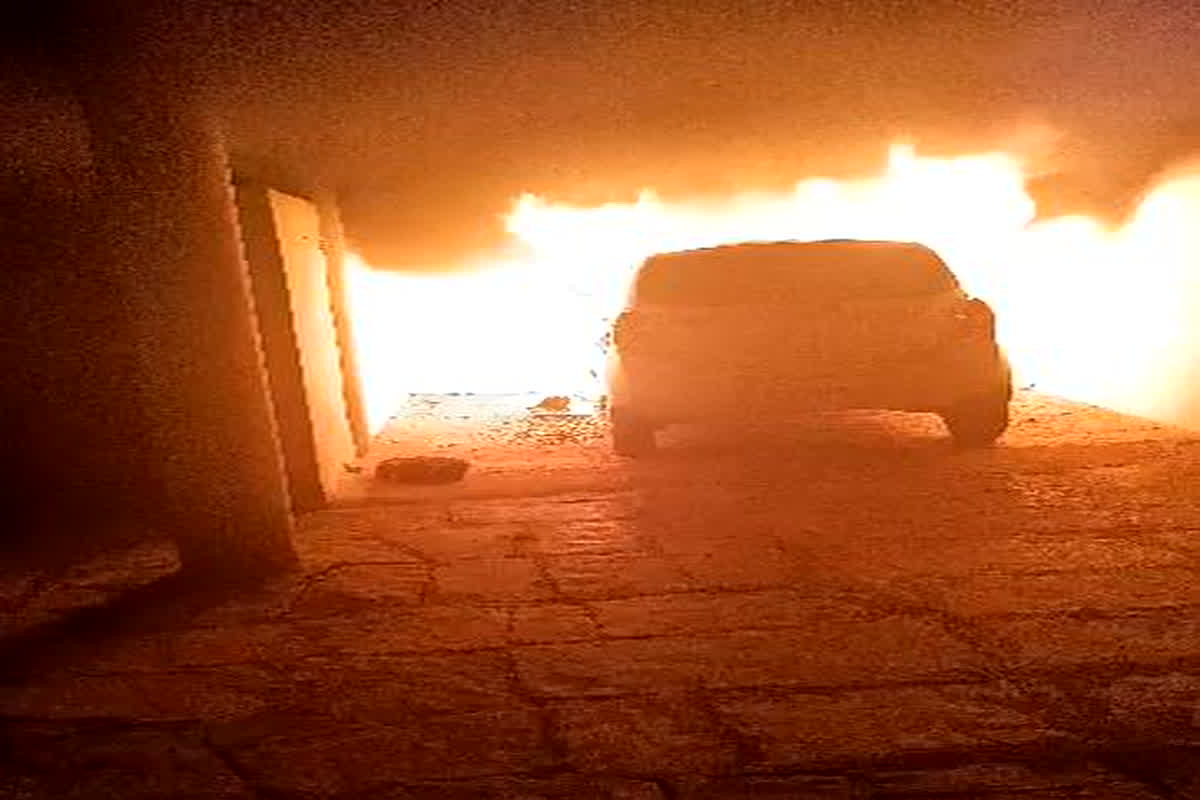 Car caught fire at home: धूं धूं कर जलती रही घर के अंदर रखी कार, जानें किस वजह से अज्ञात लोगों ने किया आगजनी, वीडियो वायरल