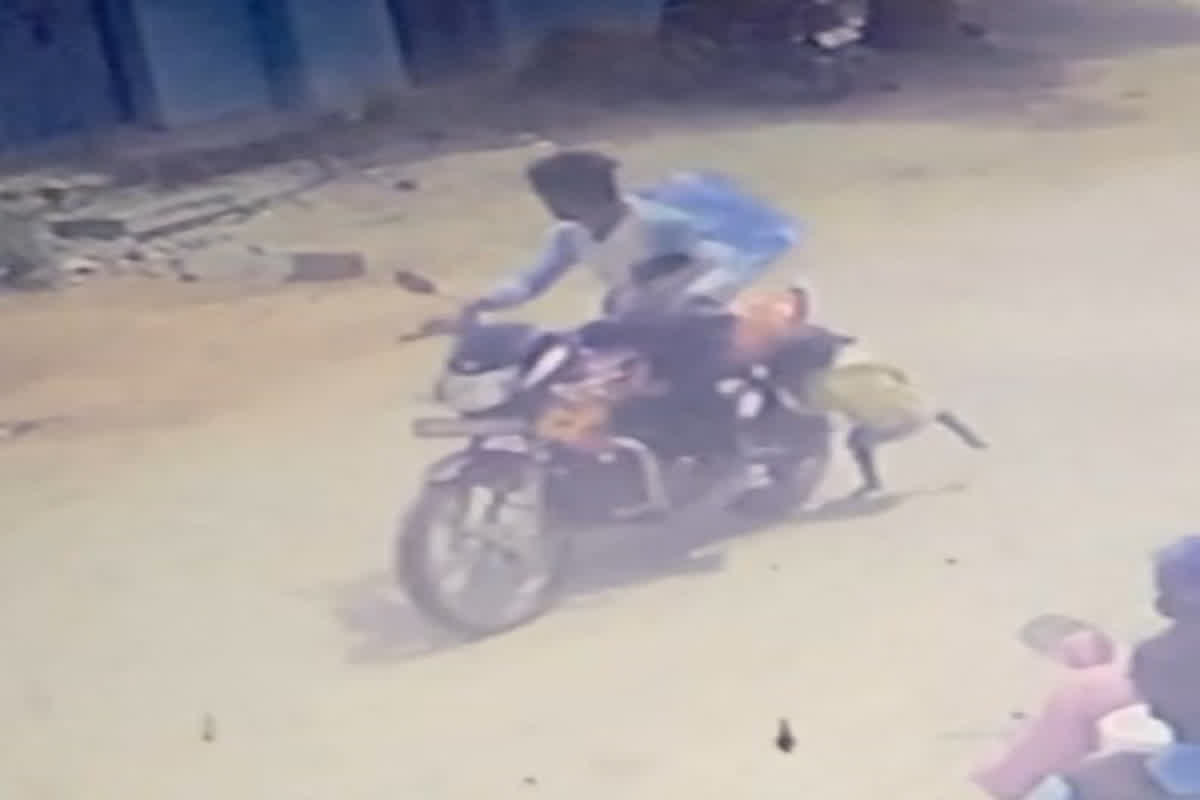Child death in running bike: बाईक में फंसकर एक किलोमीटर तक घसिटता रहा मासूम, दर्दनाक मौत, देखें वीडियो